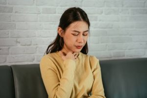 喉嚨總覺得卡了一口痰，怎麼清都清不完，就算看了耳鼻喉科、吃了藥卻還是好不了嗎？當心這可能是俗稱「隱形逆流」的咽喉胃酸逆流在作祟。新光醫院胃腸肝膽科主治醫師張璨璿指出，超過一半的患者「完全不會胃痛」，但因為咽喉黏膜對酸幾乎零防禦力，只要一點點酸水跑上來，就會引發水腫、早晨沙啞，甚至一平躺就狂乾咳。
