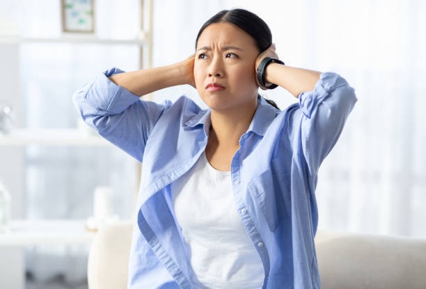 耳朵突然聽到「嗡嗡」聲，卻發現四周並沒有這種聲音？或者耳朵感覺悶悶的，就像被甚麼東西堵住一樣？這些可能就是耳鳴、耳塞的症狀！輔大醫院耳鼻喉科林岱樓醫生指出，很多患者會把耳鳴和耳塞搞混，但兩者實際上大不相同。醫生也為大家列出耳鳴和耳塞的症狀、原因以及就醫時機，幫助大眾分辨兩者之間的差異。