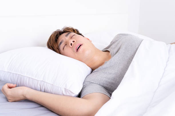 鼻鼾問題除了造成生活困擾，更是睡眠窒息症的警號！有專家向《東呼即應》表示，有愈來愈多研究文獻顯示，睡眠窒息症與腦退化症關係密切，呼籲市民切勿掉以輕心。至於中醫則表示，可透過改善飲食習慣和自行按壓穴位，改善鼻鼾問題。